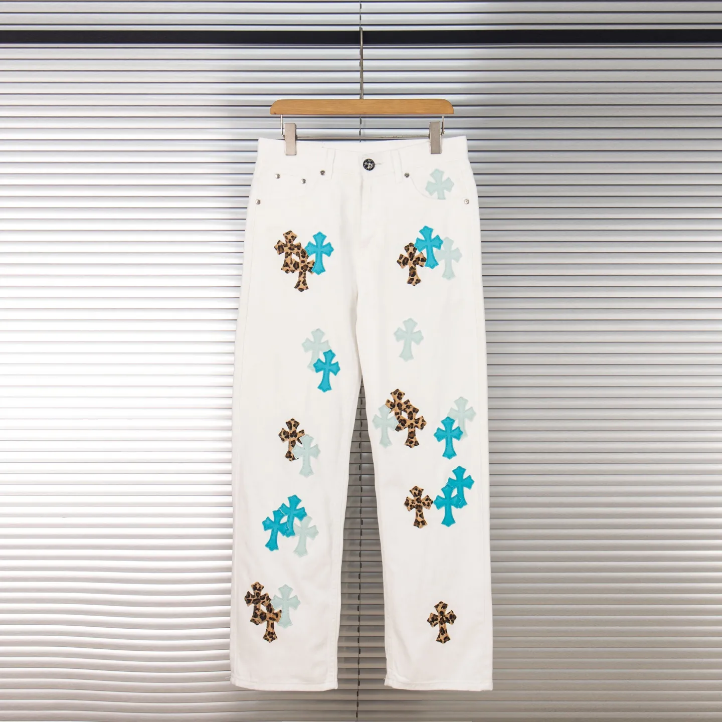 P260 Chrome Hearts 25SS white pants with three-color leopard print blue leather jeans. Chrome Hearts' pants with the most popular colors are made of beaded canvas fabric. Heavy washing makes the upper body of the fabric more textured and the pants are tall and straight! The three-dimensional cutting of the whole trousers is a masterpiece! The hardware is customized by zp. The beaded canvas fabric is thick and soft after being washed. It has good breathability. Customized small leather label. Unique design. The details are simple and elegant, and the workmanship is exquisite. The whole trousers are neatly routed and the details are in place! It’s so cool that both men and women can easily control the genderless trend! Style number: 1771# Color: White Size: 28 30 32 34 36